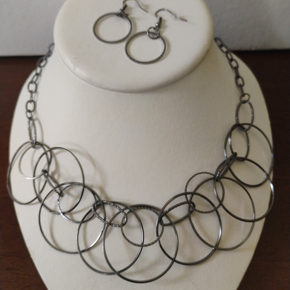 Collar Corto Mujer OS – Aros Metálicos Negros Brillantes con Aretes | Statement